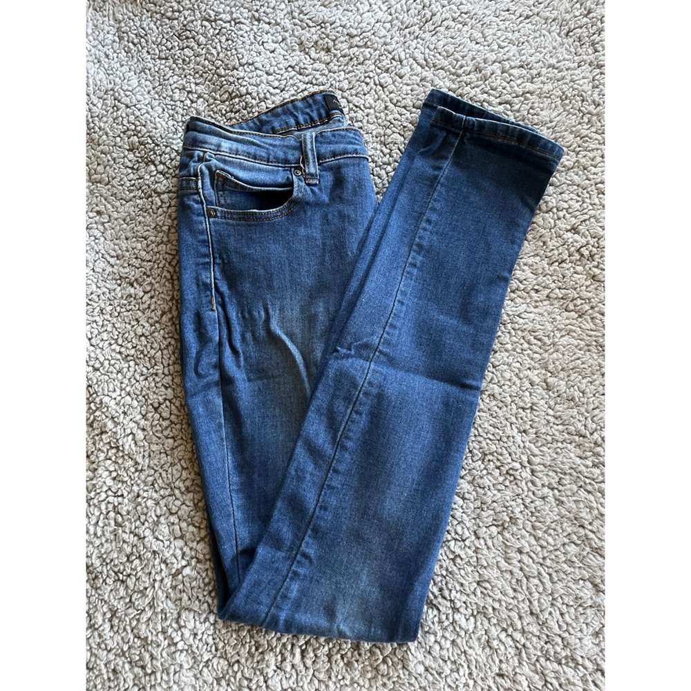 American Bazi Junior’s Size 9 Blue Denim Skinny Jeans.